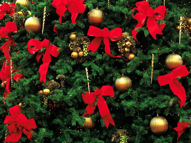 Christmas tree red bows gold free wallpaper for desktop - medium preview image