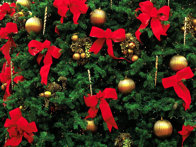 Christmas tree red bows ornaments free wallpaper for desktop - medium preview image