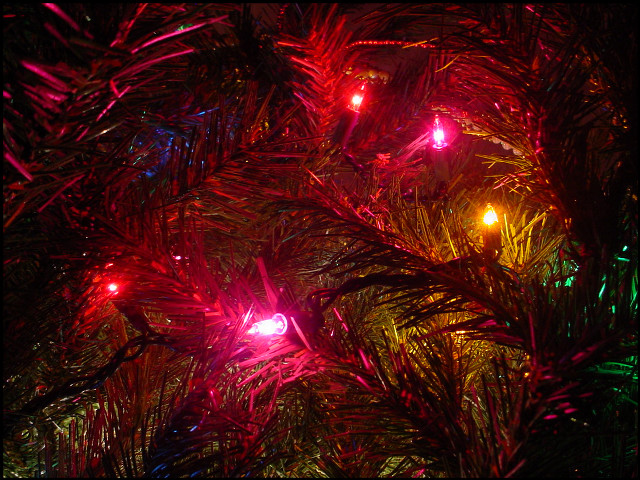 Christmas tree lights red ornament free wallpaper for desktop - medium preview image