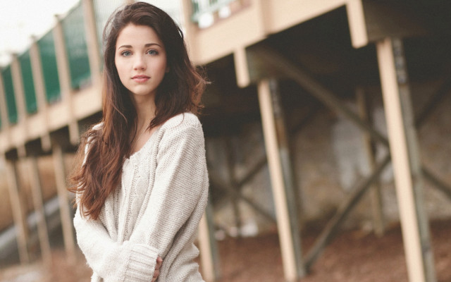 Woman standing building handbag portrait free wallpaper for desktop - medium preview image