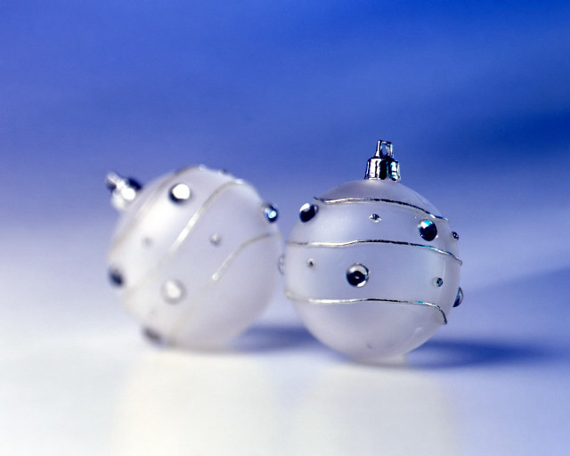 Two white ornaments sitting on free wallpaper for desktop - medium preview image