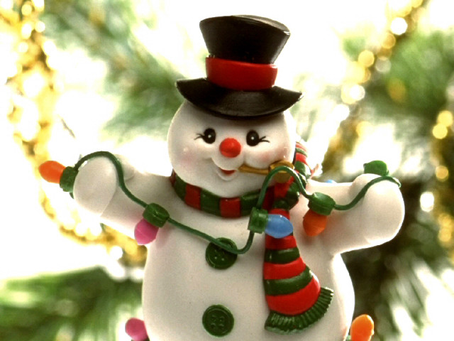 Snowman ornament hat scarf green free wallpaper for desktop - medium preview image
