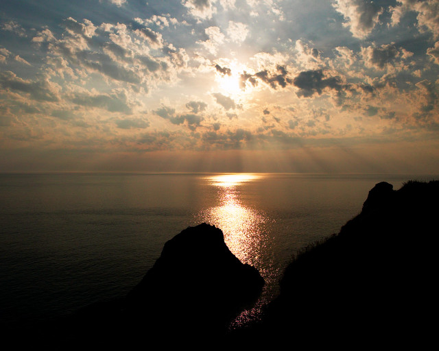 Sunbeam clouds ocean reflection sunny #2 free wallpaper for desktop - medium preview image