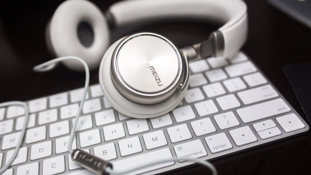 Headphones keyboard mouse desk monochrome free wallpaper for desktop - medium preview image