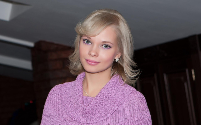 Blonde woman purple sweater earrings free wallpaper for desktop - medium preview image