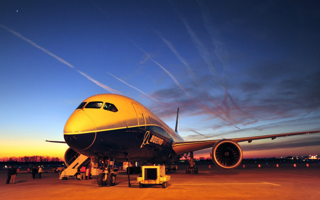 Jetliner airport tarmac sunset people free wallpaper for desktop - medium preview image