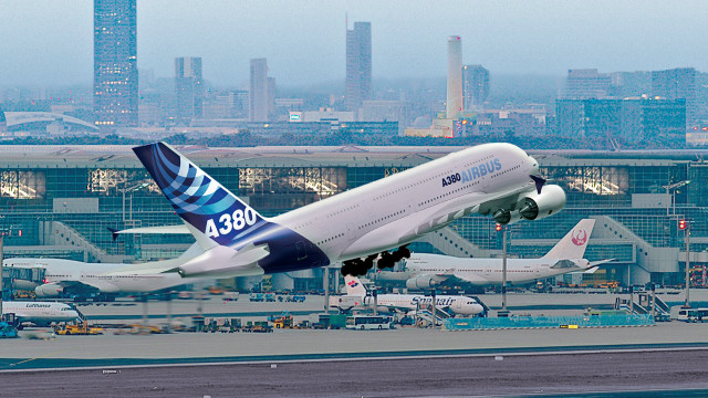Large passenger jet taking off free wallpaper for desktop - medium preview image