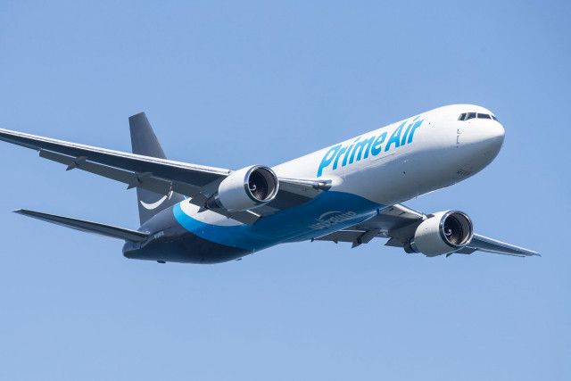 Jetliner flying blue sky landing #5 free wallpaper for desktop - medium preview image