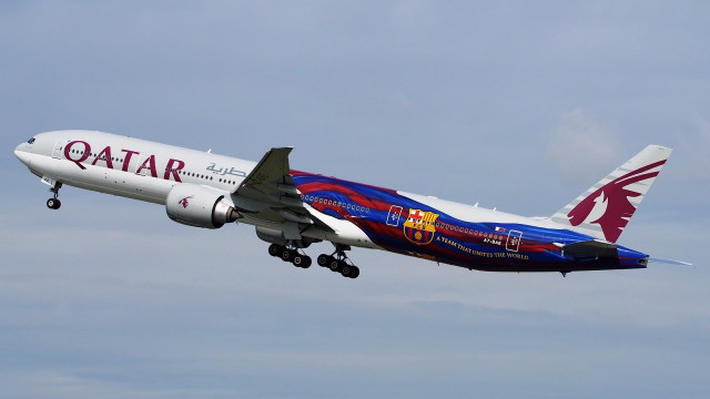 Large jetliner blue sky qanta free wallpaper for desktop - medium preview image