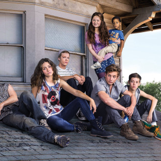 Group people sitting porch building - a building in the background free wallpaper for tablet