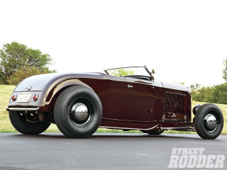 Classic car parking lot grass - a classic car free wallpaper