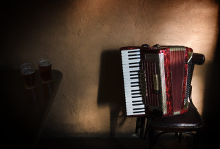 Red accordion chair beer glasses - diffuse free wallpaper