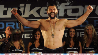 Bearded man microphone crowd women - zabrocki free wallpaper