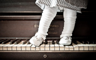 Childs feet piano keyboard dress - a piano keyboard free wallpaper