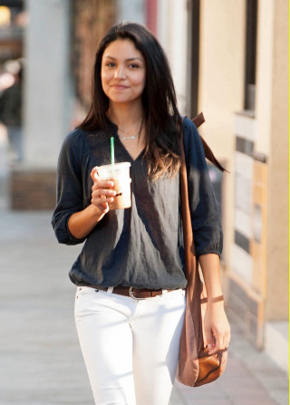 Woman walking street drink purse - olive skin free wallpaper