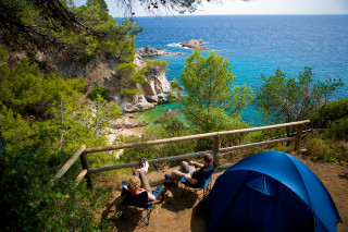 Group people hill blue tent - arthur b. carles free wallpaper