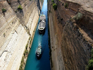 Boats canal canyon bridge man - a ledge free wallpaper