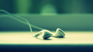 Ear buds table window sill - daarken free wallpaper