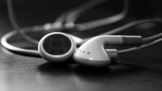 Headphones earphone tabletop ella guru - a pair of headphones free wallpaper