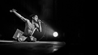 Shirtless man performing stage microphone - enzo cucchi free wallpaper