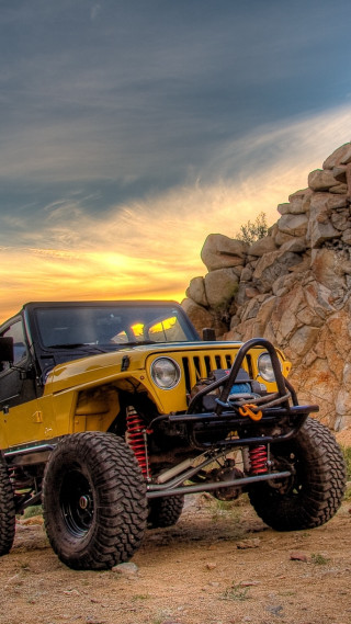 Yellow jeep rockwall sunset desert - the doorway free wallpaper