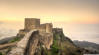 Castle mountain cloudy sky background - almada negreiro free wallpaper