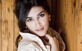 Woman posing jacket jeans picture - a gold ring free wallpaper