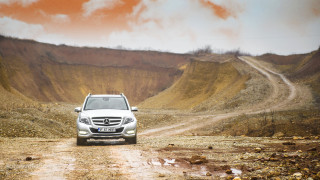 White mercedes benz car image - free textures wallpaper for desktop