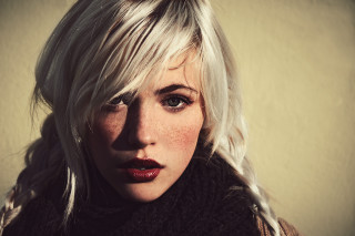 Blonde woman scarf red lip - freckle free wallpaper