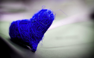 Blue heart yarn table object - mesh wire free wallpaper