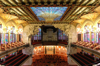 Auditorium stained glass ceiling pipe - a large auditorium free wallpaper