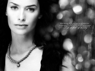 Woman necklace posing christmas tree - a christmas tree free wallpaper