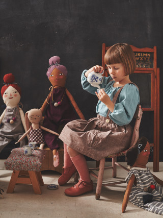 Little girl chair doll floor - a little girl free wallpaper for mobile