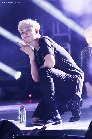 Man kneeling stage microphone water - david park free wallpaper for mobile