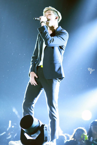 Man suit hat stage microphone - stage free wallpaper for mobile