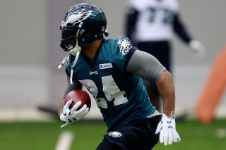 Football player running ball helmet - moss free wallpaper