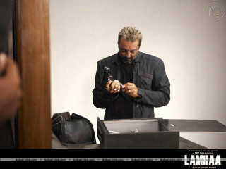 Man looking cell phone store - arthur sarkissian free wallpaper