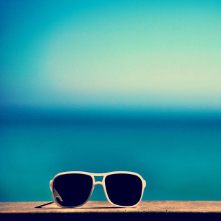 Sunglasses ocean ledged blue sky - free summer wallpaper for tablet