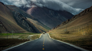 Mountain road truck cloudy sky 4 - a long road free wallpaper