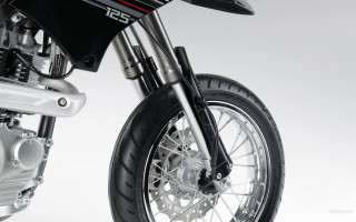 Motorcycle tire spokes black red - product photo free wallpaper for desktop