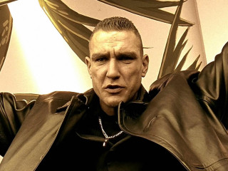 Man leather jacket raising arms - enki bilal free wallpaper