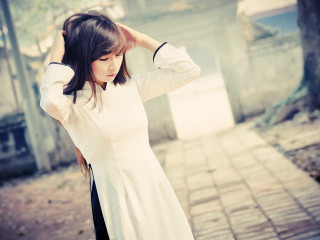 Woman white shirt holding hair - phuoc quan free wallpaper