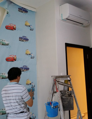 Man painting wall cars ladder - temporary free wallpaper