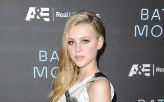 Alice prin blonde dress bat - free stars wallpaper for desktop