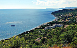 Boat hill side town beach - daryush shokof free wallpaper