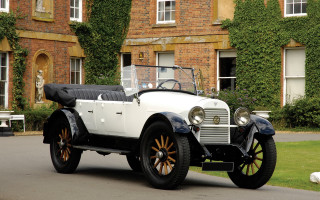 Old fashioned car ivy covered - window free wallpaper for desktop