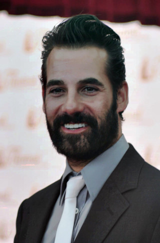Bearded man in suit smiling - realistic free wallpaper for mobile