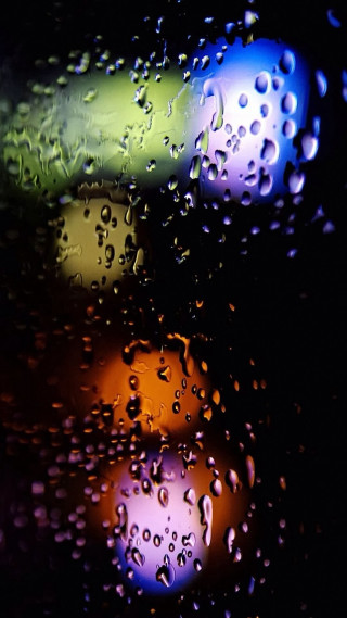 Rain covered window traffic light - a close up of a rain free wallpaper