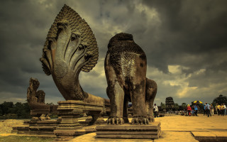 Couple statues cement slab cloudy - a statue free wallpaper