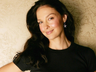 Woman black shirt white wall - a brown wall free wallpaper